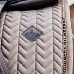 Kentucky Velvet Pearls Jump Saddle Pad Beige -Saddle Shop 485a2443 564c22e810080218547dfa1c1093aa08 article photobook l