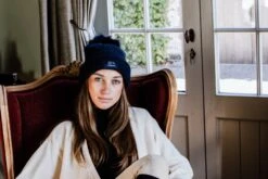 Kentucky Beanie Pompom Navy -Saddle Shop 527e4923738c2c0f2b0634dc2bbaa4b60ca0556c919a8c967f7b80cf7f7a4079