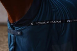 Equestrian Stockholm Cooler Rug Blue Meadow -Saddle Shop blue meadow cooler rug svettacke schweibdecke zweetdeken on1 1