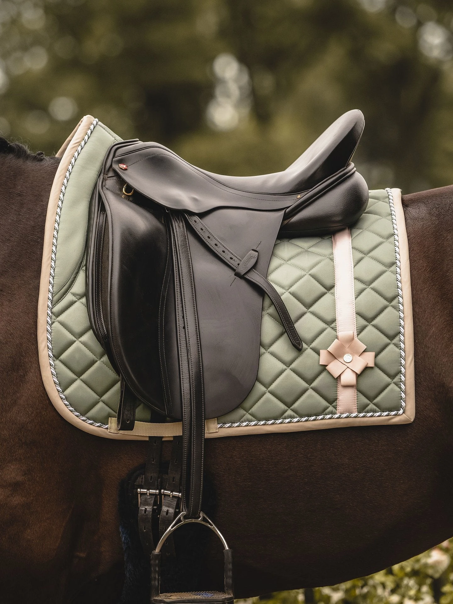 PS Of Sweden Bow Dressage Saddle Pad Thyme 2 PS Of Sweden Bow Dressage Saddle Pad Thyme - Image 2