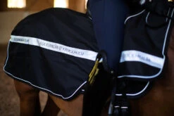 Equestrian Stockholm Exercise Rug Luminous Black -Saddle Shop luminous black exercise rug landtacke trainingsdecke training deken on2 1