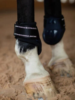 Equestrian Stockholm Anatomic Fetlock Boots Modern Tech Navy -Saddle Shop modern tech navy fetlock boots bakskydd heckschutz kogelbeschermers on1