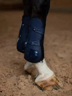 Equestrian Stockholm Anatomic Tendon Boots Modern Tech Navy -Saddle Shop modern tech navy tendon boots framskydd peesbeschermers frontschutz hov