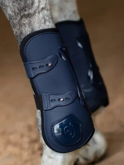 Equestrian Stockholm Anatomic Tendon Boots Modern Tech Navy -Saddle Shop modern tech navy tendon boots framskydd peesbeschermers frontschutz on2
