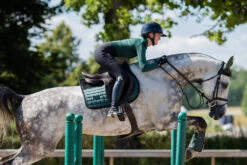 Equestrian Stockholm Jump Saddle Pad Sportive Sycamore Green -Saddle Shop sycamore green jumping saddle pad hoppschabrak springschabrack spring zadeldekje on3
